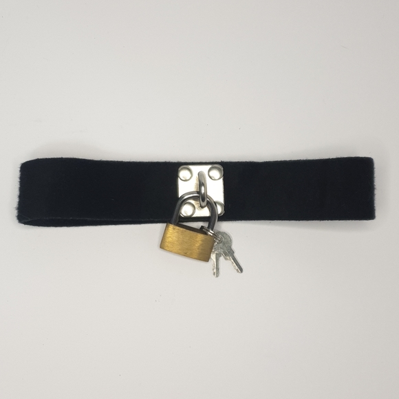 Black soft felt lock and key Velcro choker - Picture 3 of 15